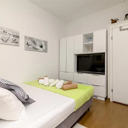 Apartamento Family-friendly With Swimming Pool - 23595 *