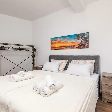Apartamento Family-friendly With Swimming Pool - 23595