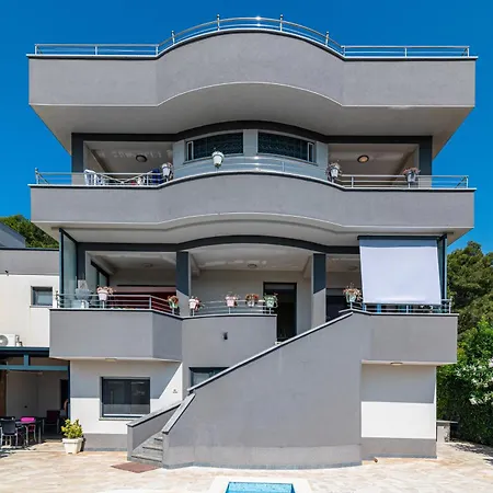 Family-friendly With Swimming Pool - 23595