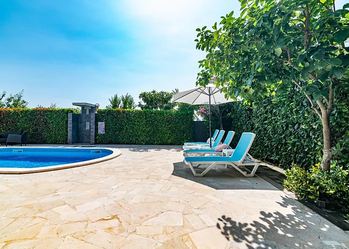 Family-friendly With Swimming Pool - 23595