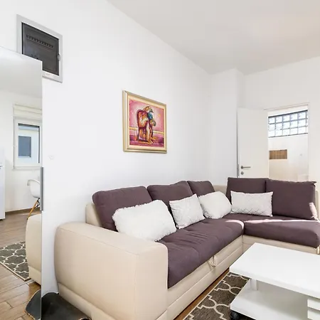 Family-friendly With Swimming Pool - 23595 Pula