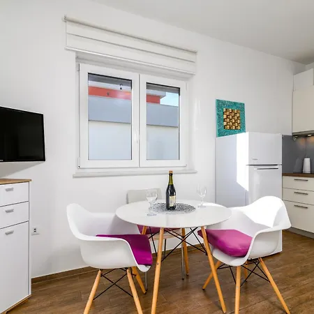 Apartment Family-friendly With Swimming Pool - 23595
