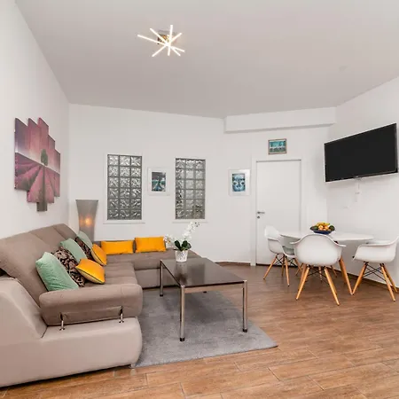 Апартаменты Family-friendly With Swimming Pool - 23595 *