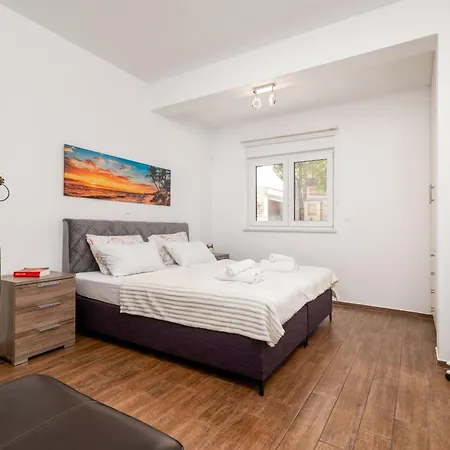 Family-friendly With Swimming Pool - 23595 Daire *