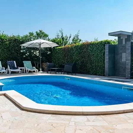 Family-friendly With Swimming Pool - 23595 Pula